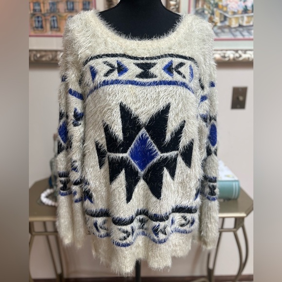 Staccato Sweaters - STACCATO AZTEC PRINT BLUE & CREAM FUZZY KNIT OVERSIZED PULLOVER SWEATER SIZE L